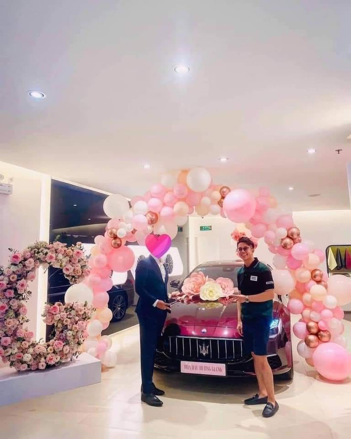 Trước đó, người đại diện thương mại cho thương hiệu xe hơi này tại Việt Nam chia sẻ hình ảnh chụp cùng doanh nhân Singapore, với bối cảnh tương tự. Người này viết về Matt Liu: "Chỉ cần người mình yêu thích là quyết định trong vòng một nốt nhạc. Thank you bro". Matt Liu bên chiếc Maserati Quattroporte GranLusso hơn 8 tỷ, bối cảnh tương đồng với hình ảnh Hương Giang chia sẻ. Khá thú vị, anh mặc chiếc áo hàng hiệu do Hương Giang mua tặng trong ngày đặc biệt.