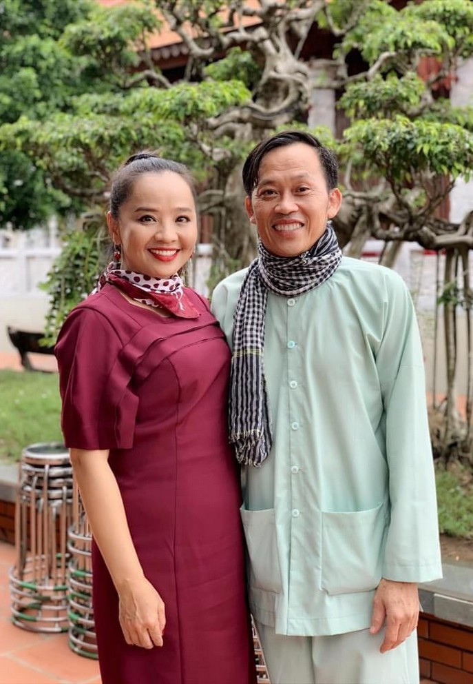 Diễn viên Hoài An vui mừng khi hội ngộ đàn anh Hoài Linh trong lễ cúng Tổ. Năm nay do tình hình dịch bệnh nên đền thờ của nam nghệ sĩ xin phép đóng cửa không hoạt động.