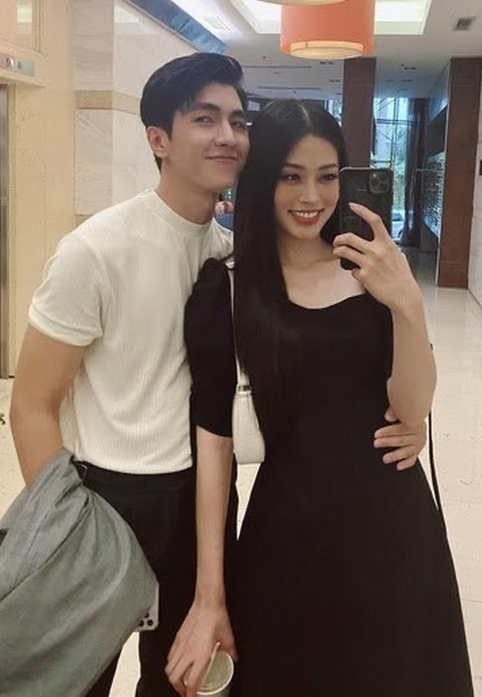 Cặp đôi Bình An - Thiên Nga tình tứ selfie trước giờ công tác. Từ lúc công khai, cả 2 không ngại dành nhiều tình cảm cho nhau trên mạng xã hội.