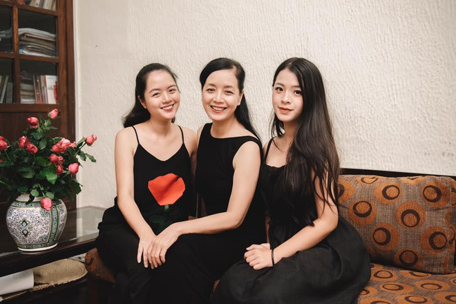 Hồng Khanh tạo dáng dịu dàng bên mẹ và chị gái. Ở tuổi 16, cô được khen ngày càng xinh đẹp.