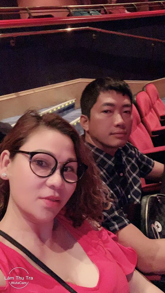 “Khi kết hôn, tôi xác định rõ nếu mình phụ thuộc tiền bạc thì chắc chắn dẫn tới mâu thuẫn, gãy đổ. Nên sống chết gì, tôi cũng phải có công việc riêng. Chỉ khi bị dồn vào chân tường như túng kinh phí trước ngày phim bấm máy, tôi sẽ mượn tiền vợ. Việc này khác với ăn bám vợ. Dù vậy, chúng tôi từng vài lần tranh cãi liên quan đến tiền bạc nên không muốn lặp lại nữa.