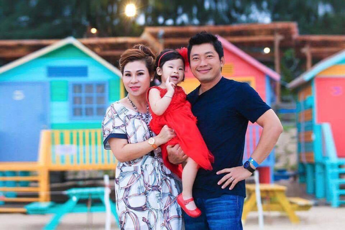 Kinh Quốc và Thu Trà đều từng đổ vỡ hôn nhân, có con riêng. Chưa kể, Thu Trà ở Vũng Tàu còn Kinh Quốc định cư TP.HCM. Thấy gia đình vợ neo đơn (chỉ có Thu Trà và mẹ cô - PV), Kinh Quốc chấp nhận ở rể, bỏ ngoài tai đàm tiếu.