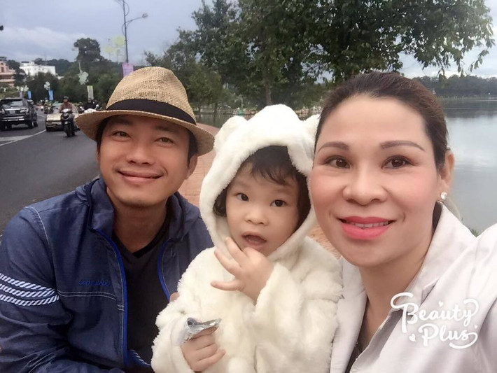 Chính Thu Trà cũng thay đổi nhiều sau khi kết hôn với Kinh Quốc. Hiện giờ, cô vẫn chưa quen với môi trường showbiz nhưng đã niềm nở hơn với công việc của chồng. Chẳng hạn, Kinh Quốc đi sản xuất phim, Thu Trà không quản xa xôi đến điểm quay tiếp tế thức ăn, chăm sóc chồng. Doanh nhân thương chồng làm nghệ thuật vất vả nên luôn âm thầm ủng hộ.