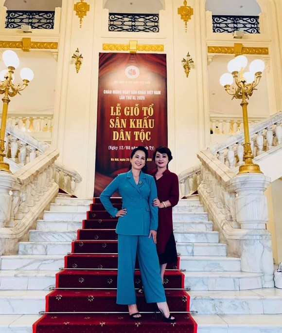 NS Lan Hương diện set đồ màu xanh quý phái.