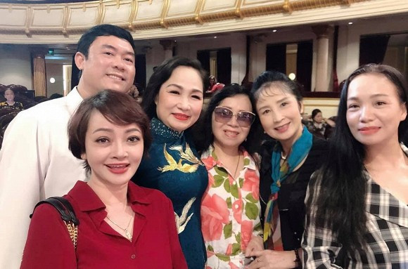Nghệ sĩ Đinh Trà My chia sẻ: "Chúng con tề tựu về đây để cùng thắp nén nhang dâng lên Tổ nghiệp. Cầu xin Tổ phù hộ cho tất cả anh chị em văn nghệ sĩ trên khắp mọi miền Tổ quốc luôn có thật nhiều sức khoẻ, bình an, hạnh phúc. Cho chúng con được yêu thương đoàn kết gắn bó để cùng nhau chia sẻ, đóng góp cho nền nghệ thuật nước nhà ngày một phát triển và vững mạnh. Trân trọng cảm ơn Hội nghệ sĩ sân khấu Việt Nam đã tổ chức buổi lễ giỗ Tổ sân khấu dân tộc thật trang nghiêm và long trọng".