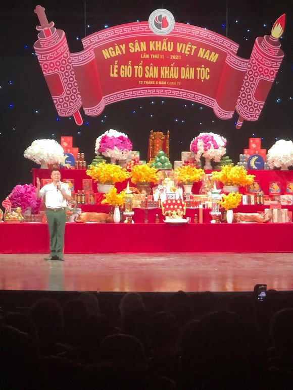 Mới đây, nhiều nghệ sĩ miền Bắc như: Đinh Trà My, Tự Long, Lan Hương, Minh Hòa, Minh Vượng... cùng nhiều sao Việt đã có dịp hội ngộ tại tại Nhà hát lớn Hà Nội để cúng giỗ Tổ nghề sân khấu.