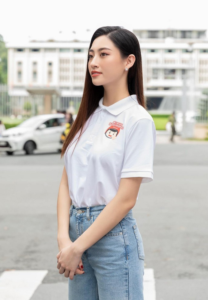 Lương Thùy Linh diện đồ đơn giản tham gia một sự kiện cộng đồng. Người đẹp được khen ngợi có sự thăng hạng về nhan sắc.