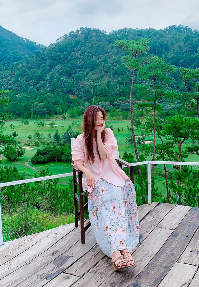 Midu thảnh thơi tận hưởng không khí trong lành ở Đà Lạt trong kỳ nghỉ.