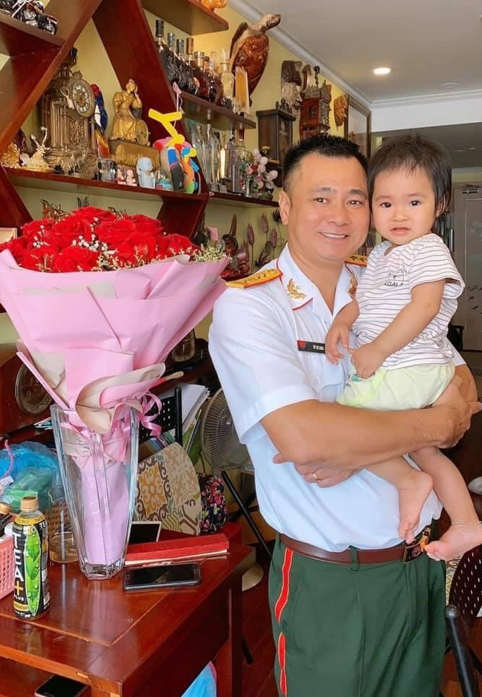 NSND Tự Long vui vẻ bên con gái út trước giờ đi làm. Nam nghệ sĩ vui vì nhận được bó hoa bất ngờ từ người bạn thân thiết.