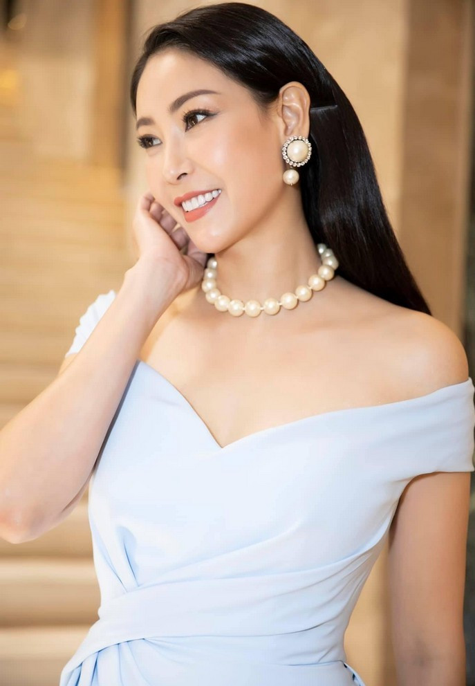 Sao Việt 29/9: Hoa hậu Hà Kiều Anh tinh khôi, nhẹ nhàng với chiếc váy màu xanh pastel.