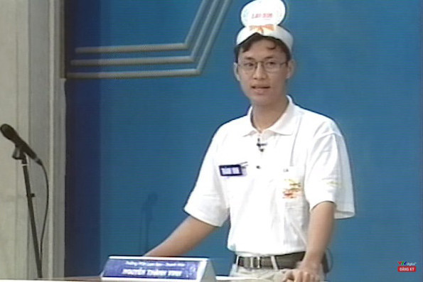 Nguyễn Thành Vinh - Á quân Olympia mùa đầu tiên năm 2000: Nhắc tới Đường lên đỉnh Olympia những mùa đầu tiên, chắc hẳn cái tên Nguyễn Thành Vinh đã không còn xa lạ với khán giả hâm mộ chương trình. Thành Vinh từng dành 2 năm học tại Đức theo chương trình hỗ trợ các nhà nghiên cứu trẻ, sau đó trở về Australia nghiên cứu và giảng dạy bộ môn Hóa học tại ĐH Curtin, TP.Perth.