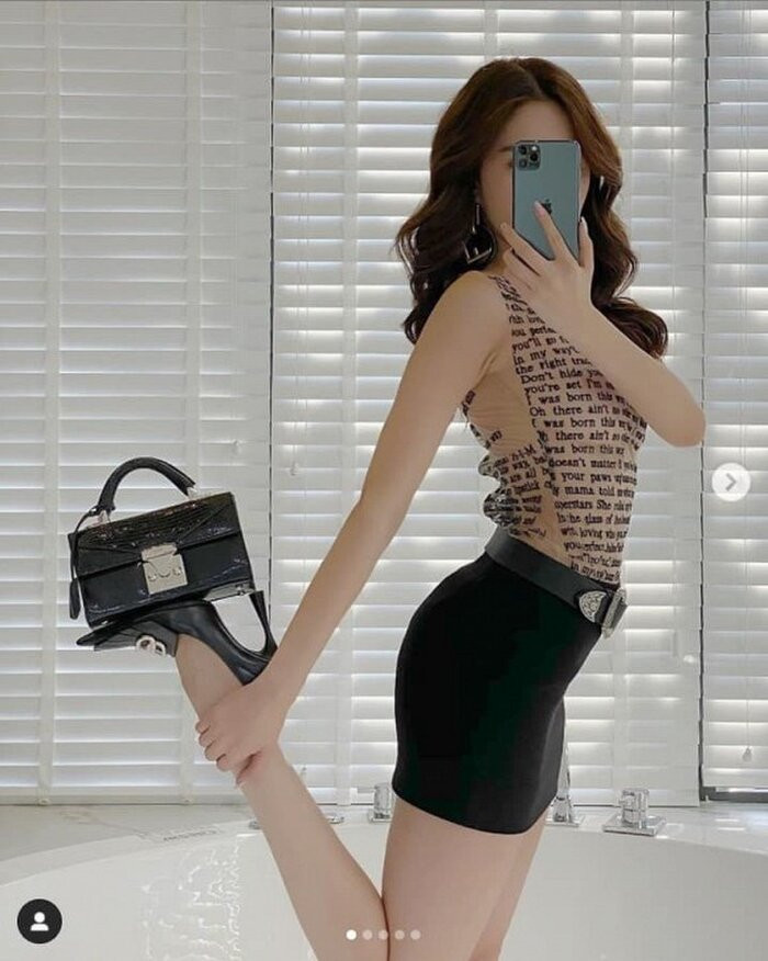 Ngoài những clip bóc hộp túi xách thì tạo dáng với túi xách đặt trên bàn chân của Ngọc Trinh thu hút sự chú ý của khán giả, mỗi kiểu túi xách "hot trend" nhất hiện nay được nữ hoàng nội y Việt Nam selfie cùng đầy điệu nghệ.