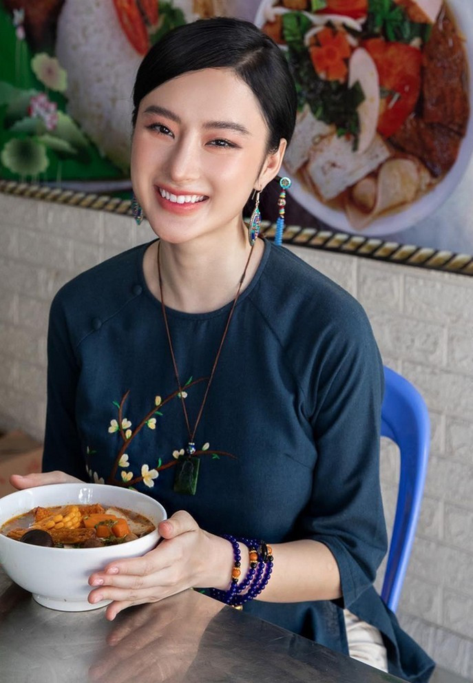 Angela Phương Trinh giản dị khi diện trang phục Phật tử dùng món chay. Nữ diễn viên thời gian qua nhận nhiều lời khen về nhan sắc thanh tú, nhẹ nhàng.