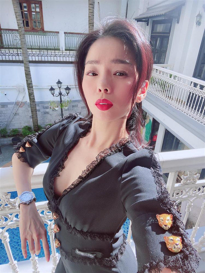 Thời gian gần đây, vóc dáng Lệ Quyên liên tục "chiếm sóng" mạng xã hội. Nhưng không phải được khen ngợi nhiều như trước, không ít ý kiến cho rằng nữ ca sĩ đang ép cân quá đà khi thân hình ngày càng gầy guộc. Trong bức ảnh mới, Lệ Quyên lộ xương quai xanh hốc hác, cánh tay khẳng khiu, bàn tay nổi gân xanh chằng chịt, trông thiếu sức sống.