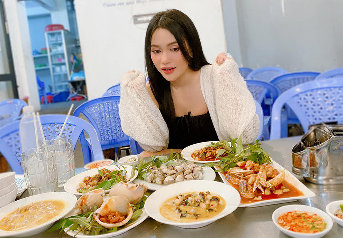 Sĩ Thanh hào hứng khi ngồi trước bàn ăn gồm các món hải sản cô ưa thích.