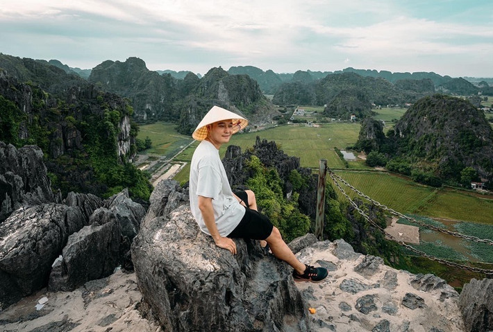 Quang Vinh có chuyến khám phá thiên nhiên tại tỉnh Ninh Bình. Nam ca sĩ thời gian qua xây dựng hình ảnh một vlogger du lịch trên mạng xã hội.