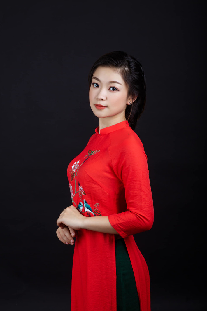 Mừng sinh nhật tuổi 24 của con gái, nghệ sĩ Thu Quế đã viết: "Con gái đầu lòng của em đấy các bác ạ! Mãi chưa cho em lên chức, mà thôi khi nào 27 tuổi mới lấy chồng, sinh con giống mẹ cũng được, còn phấn đấu mọi mặt chứ".