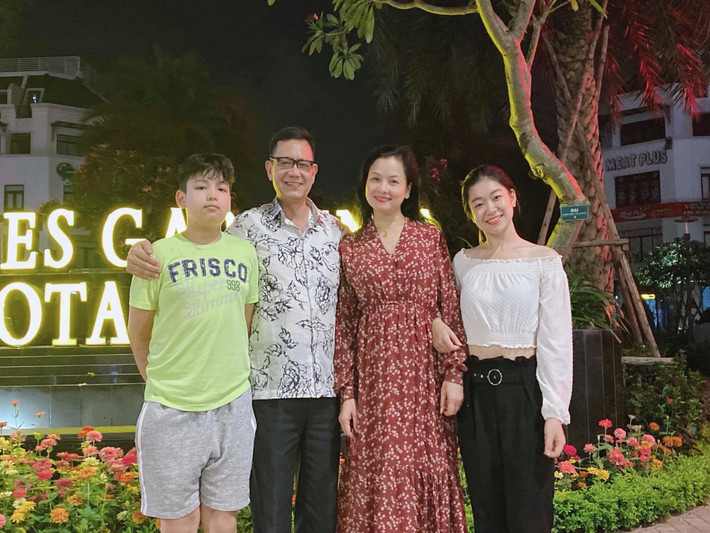 Con gái đầu của nghệ sĩ Thu Quế tên là Hà Vi (24 tuổi). Hà Vi từng theo học ĐH Luật Hà Nội. Được biết, hiện tại, cô đang làm về thời trang.