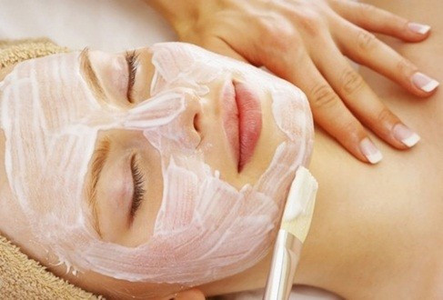 Trộn thuốc Aspirin thành mặt nạ ngừa mụn cũng đang là phương pháp trị mụn truyền miệng phổ biến.