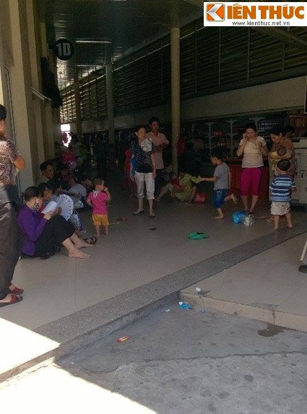 Hành làng chờ phía sau khu khám bệnh, người nhà - bệnh nhi la liệt nằm, ngồi chờ đợi kết quả khám bệnh và làm thủ tục nhập viện.