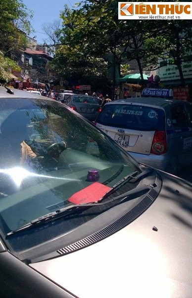 Cổng Bệnh viện Nhi Trung ương luôn trong tình trạng tắc đường.