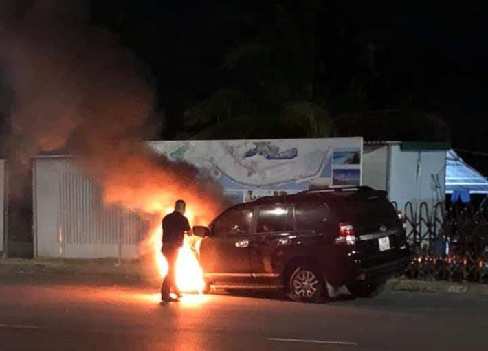 Thông tin ban đầu về vụ việc, vào thời điểm trên, chiếc xe ôtô Toyota Prado mang BKS 14A 240.99 bất ngờ đâm vào dải phân cách giữa đường gây nổ lốp. Sau khi gây tai nạn tài xế vẫn cho xe tiếp tục chạy đến đoạn cuối đường Trần Quốc Nghiễn trước cửa khách sạn Royal (phường Hồng Hà, TP Hạ Long). Lúc này, phía đầu xe đã bốc cháy và ngọn lửa bùng phát.