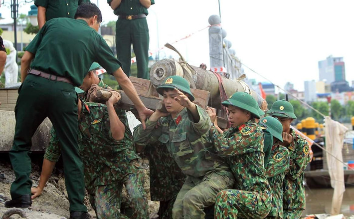 Ban Công Binh Bộ xác định quả bom có chiều dài 160cm, đường kính 30cm, trọng lượng 250kg, lượng thuốc nổ bên trong còn 80kg, nằm cách chợ Sắt 150m.