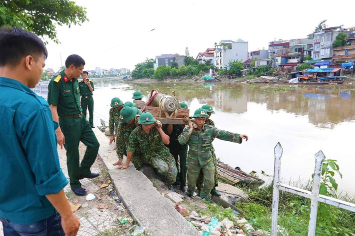 Trước đó, vào chiều 18/8, ngay khi nhận được thông tin người dân phát hiện được quả bom lớn dưới sông Tam Bạc, vị trí ngay gầm cầu Tam Bạc 2, Ban chỉ huy quân sự quận Hồng Bàng đã báo cáo Bộ Chỉ huy quân sự TP Hải Phòng để có phương án xử lý.