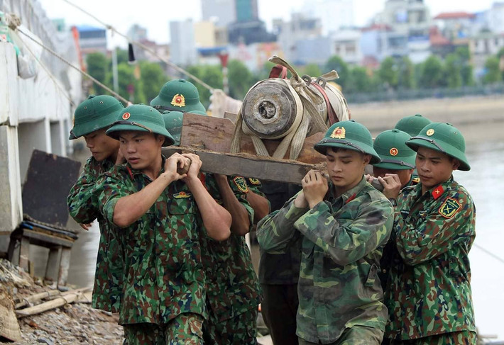 Vật liệu nổ này được ông Hà Văn Chăm, người được giao chăm sóc đàn Thiên Nga trên sông Tam Bạc phát hiện vào trưa 18/8. Qua công tác tuyên truyền, ông Chăm đã báo với chính quyền địa phương để tìm cách xử lý.