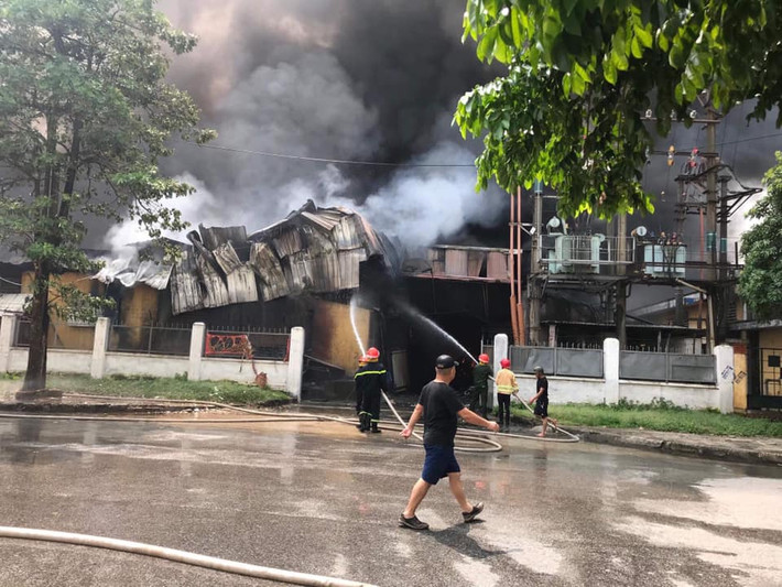 Hiện tại, một dãy nhà xưởng lợp tôn của Công ty này bị lửa bao phủ, khói bốc ra cuồn cuộn.