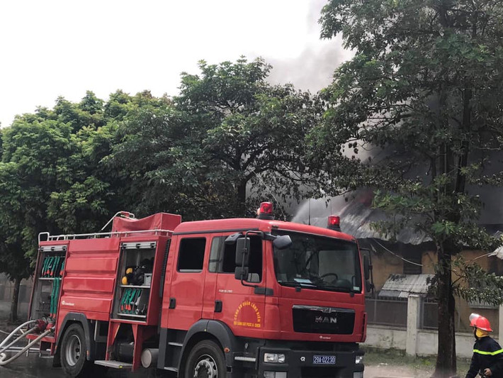 Ngay sau khi tiếp nhận thông tin nhiều lượt xe cứu hoả được điều động cùng hàng chục cảnh sát PCCC đã nhanh chóng tiếp cận hiện trường dập lửa.