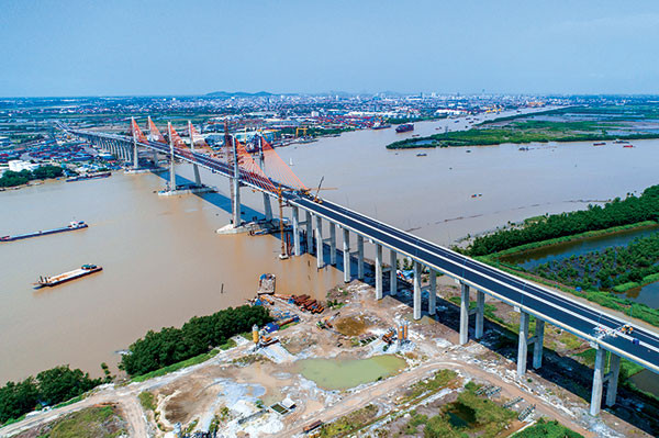 Phần cầu dẫn, cầu vượt và nút giao 2 bờ Hải Phòng và Quảng Ninh có chiều dài 4,7km kết cầu dầm super T và đúc hẫng trên hệ thống móng cọc BTCT đường kính từ 1,5 đến 2m, mặt cắt ngang 25m.