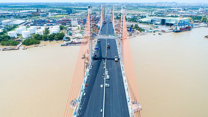 Cầu có 4 nhịp bố trí theo sơ đồ (110+2x240+110)m, rộng 28m, tĩnh không thông thuyền cao 48,4m. Trong đó, trụ tháp giữa cao 97,50m, 2 trụ tháp 2 bên cao 94,993m có thể chịu được động đất cấp VII (thang MSK-64), nhịp chính vượt sông dài 240m là một trong những cầu có khẩu độ nhịp vượt sông lớn nhất hiện nay.