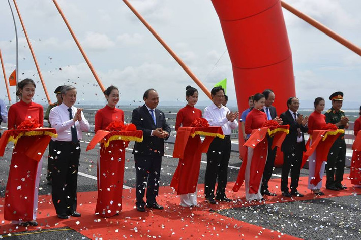 Thủ tướng Nguyễn Xuân Phúc nhấn mạnh đột phá đáng tự hào hơn cả là việc hình thành một cây cầu “Made in Việt Nam” - cầu Bạch Đằng - một minh chứng cụ thể và rõ ràng về tinh thần tự lực, tự cường, về khả năng làm chủ công nghệ và thi công cầu đường của người Việt Nam. Người Việt Nam tự đầu tư, tự thiết kế, thi công với công nghệ tiên tiến nhất hiện nay. Cầu Bạch Đằng kiến trúc cầu rất độc đáo, đặc sắc do những nhịp cầu tạo thành 3 chữ H rất có ý nghĩa Hà Nội-Hải Phòng-Hạ Long.