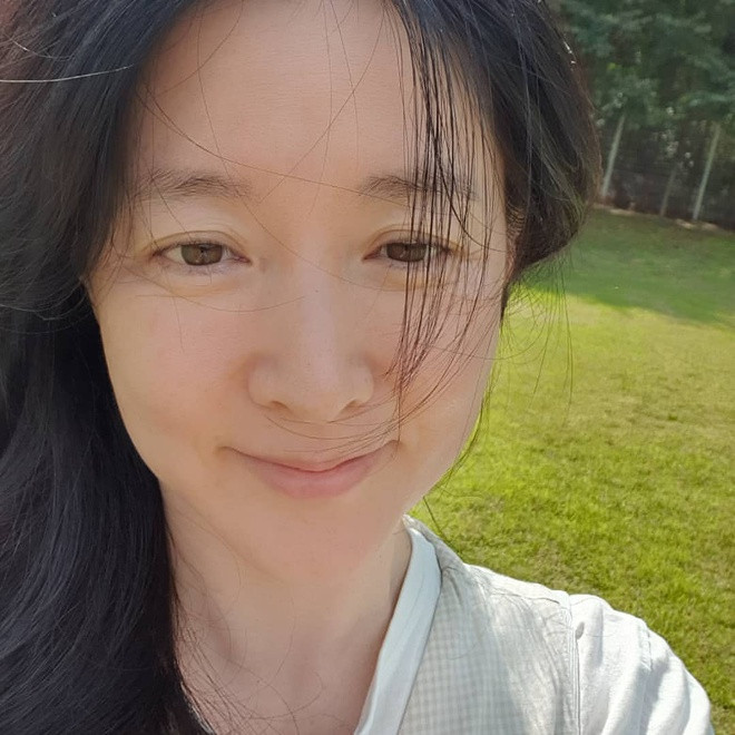 Ngày 2/10, trên trang cá nhân, Lee Young Ae chia sẻ hình ảnh chụp tại biệt thự vườn của cô. Nữ diễn viên viết: "Buổi sáng cuối thu, ánh sáng thật đẹp". Trong ảnh, ngôi sao Nàng Dae Jang Geum để mặt mộc, tóc buông xõa tự nhiên. Vì không trang điểm, minh tinh 49 tuổi để lộ nhiều dấu hiệu lão hóa như bọng mắt lớn, vết nhăn ở đuôi mắt, khóe miệng.