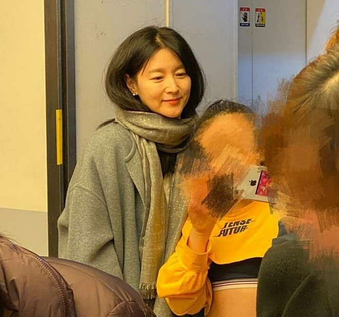 Sina khen Lee Young Ae là người thân thiện, không câu nệ việc bản thân là minh tinh nổi tiếng. Khi người hâm mộ đề nghị chụp hình chung, cô luôn tươi cười, vui vẻ đồng ý.