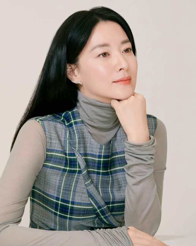 Sau khi kết hôn và sinh con, nữ diễn viên gần như rút lui khỏi ngành giải trí. Không thường xuyên xuất hiện nhưng ngôi sao 49 tuổi vẫn là ngôi sao quyền lực bậc nhất showbiz.