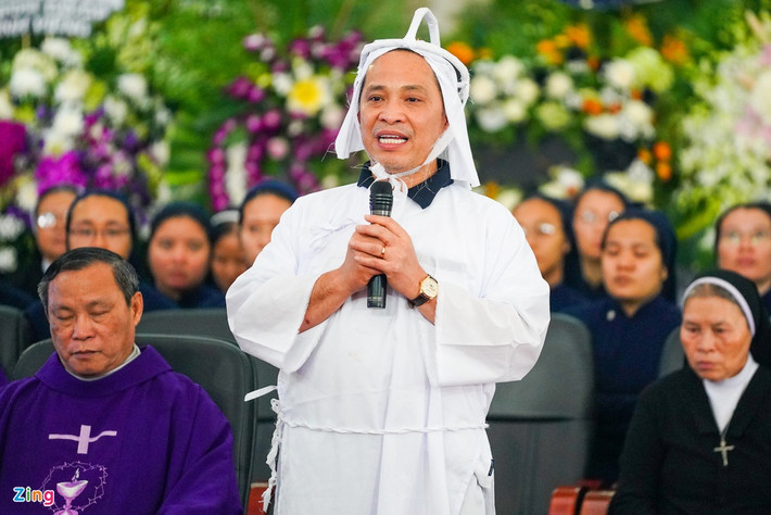 Đại diện gia đình, Lý Sơn gửi lời cảm ơn tấm lòng của mọi người dành cho cha, đến đưa tiễn ông về nơi an nghỉ. Anh chia sẻ nỗi đau buồn khi mất cha. Anh hứa sẽ dành cả cuộc đời làm những điều tốt đẹp, phúc đức để xứng đáng với công ơn của cha. Đạo diễn Nước mắt học trò đã khóc khi nói về người cha quá cố.