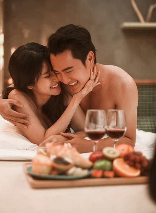 Bên cạnh hình chụp ngoại cảnh, Thảo Trang và chồng thứ hai cũng có những khoảnh khắc gần gũi vô cùng nóng bỏng.