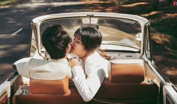 Ông xã của Thảo Trang lại là bạn diễn của cô - Quang Pháp (kém Thảo Trang đến 9 tuổi). Trong quãng thời gian từ khi hẹn hò đến lúc cận kề ngày cưới, cả Thảo Trang và Quang Pháp đều giấu kín để tránh bị săm soi.