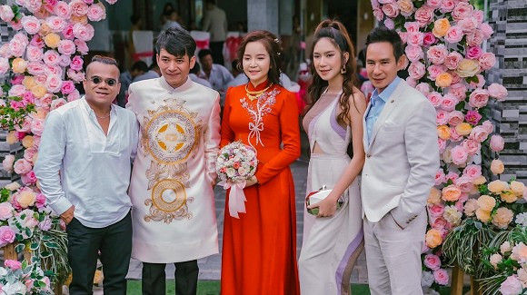 "Hai anh chị đẹp hết phần cô dâu chú rể rồi. Đề nghị bớt đẹp lại nha", "Anh chị đẹp không thua cô dâu chú rể", "Chị Minh Hà đẹp và dễ thương quá", "Cô dâu và chú rể bị lu mờ"... nhiều dân mạng bình luận.