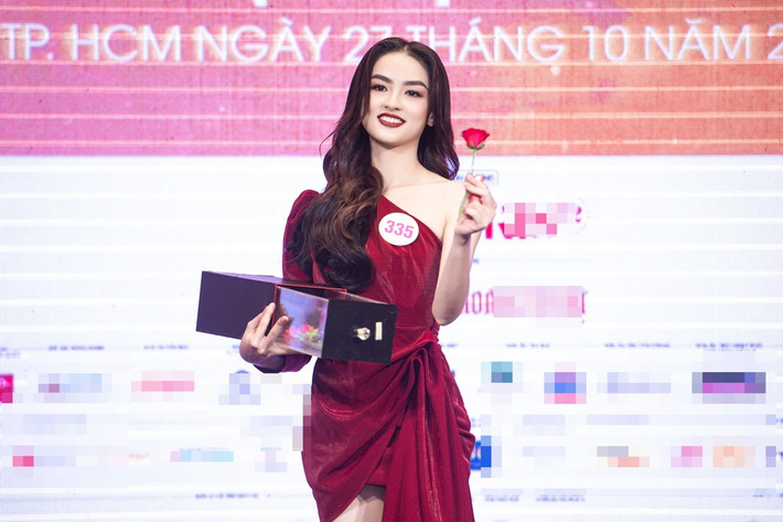 Người đẹp Nguyễn Hà My gây ấn tượng với màn thi ảo thuật. Cô là thí sinh được đánh giá cao từ những vòng đầu. Chia sẻ với Zing, người đẹp cho biết: "Tôi cũng không kỳ vọng bản thân sẽ phải giành được ngôi vị này hay vị trí kia. Quan trọng nhất là sau cuộc thi, tôi sẽ trở thành phiên bản tốt hơn của chính mình".