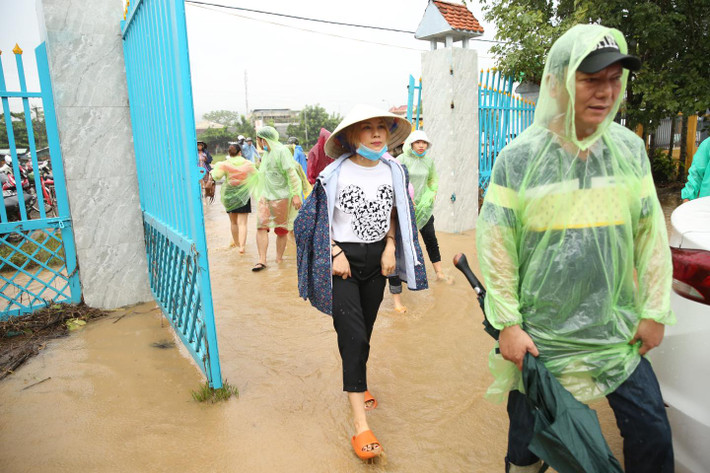 Trên trang cá nhân, người đẹp vừa cập nhật loạt ảnh lội nước bì bõm đi cứu trợ đồng bào.