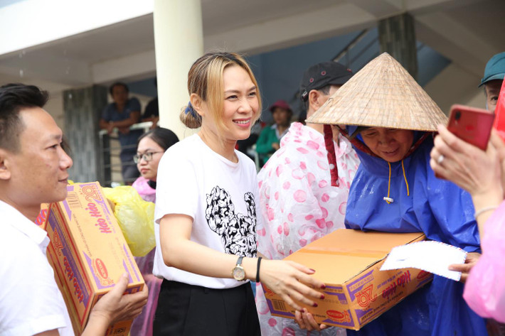 Nữ ca sĩ ăn vận giản dị đến trao quà cho người dân tại xã Đại Lãnh, huyện Đại Lộc, tỉnh Quảng Nam.