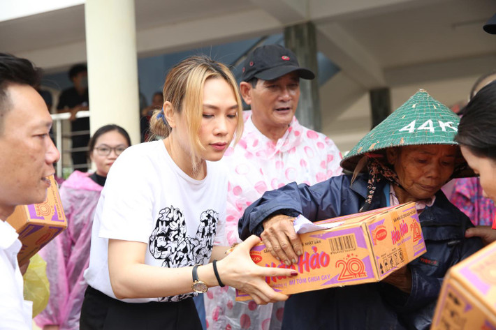 Mỹ Tâm ân cần trao quà cho người dân đang gặp khó khăn vì mưa lũ.