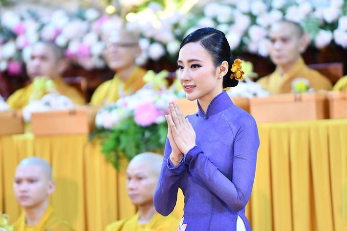 Diễn viên sinh năm 1995 không mặc trang phục gợi cảm như trước, thay vào đó cô chuộng áo dài hoặc bộ đồ chất liệu lụa kín đáo. Cô thường xuyên búi tóc gọn gàng và trang điểm tông màu nude nền nã. Hình ảnh của Angela Phương Trinh trong Đại lễ Vu Lan được tổ chức hôm 1/9 nhận nhiều lời khen của dân mạng.