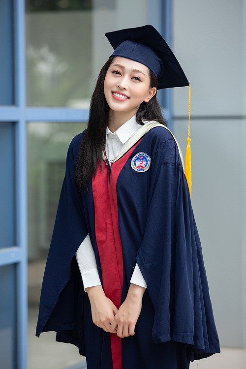 Á hậu Phương Nga vừa chính thức hoàn thành 4 năm đại học và nhận bằng tốt nghiệp loại giỏi.
