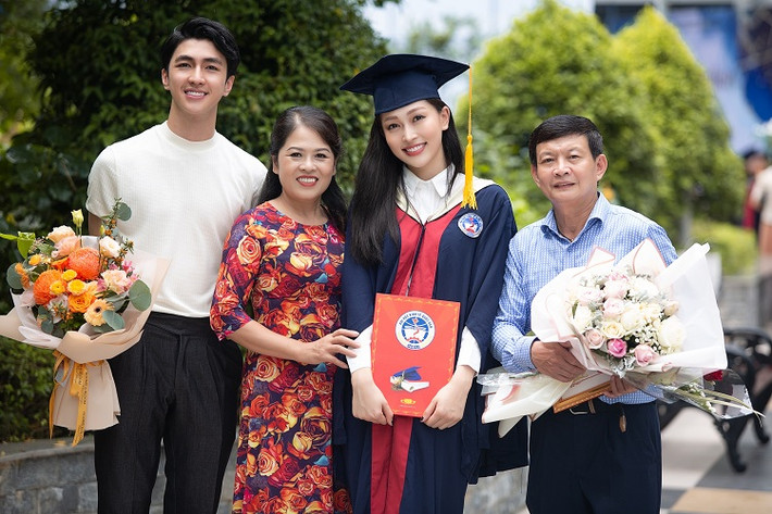 Trong buổi lễ tốt nghiệp, Á hậu Phương Nga được bố mẹ và bạn trai Bình An đến chúc mừng.