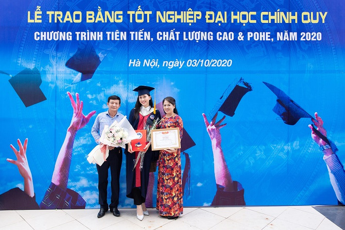 Nàng Á hậu còn chia sẻ, cô tốt nghiệp đúng hạn dù các hoạt động từ thiện trong khuôn khổ nhiệm kỳ dày đặc.
