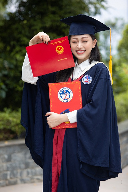 Điểm đáng chú ý là Phương Nga theo học Chương trình tiên tiến của Đại học Kinh tế Quốc dân - chương trình học rất khó và tỷ lệ tuyển sinh đầu vào gắt gao.